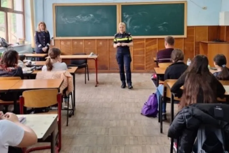 Elevii din Cluj au primit lecții de viață de la Polițiști în cadrul campaniei „Școala în Siguranță - Prevenție prin educație”. Ce le-au spus aceștia