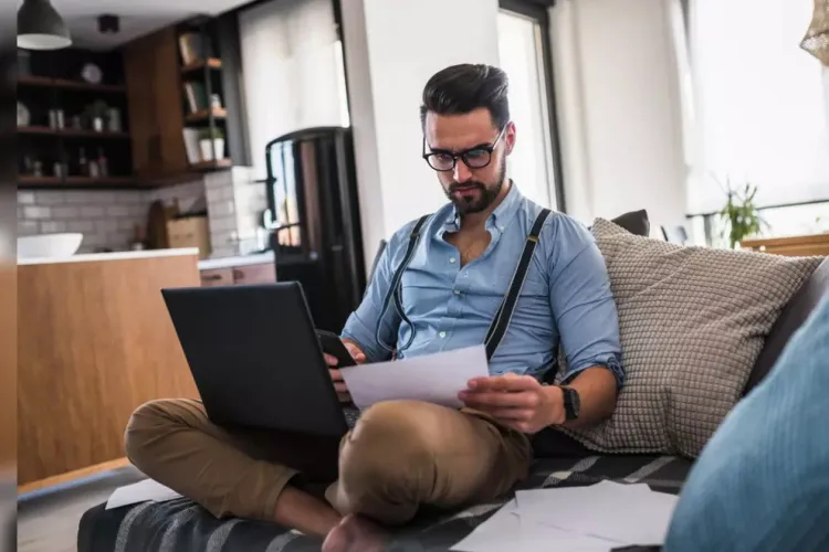 Adio full remote în IT! Tânăr IT-ist, în depresie, fără job de 6 luni: „Firmele mint că oferă posturi full remote. Dau ghost sau schimbă condițiile”