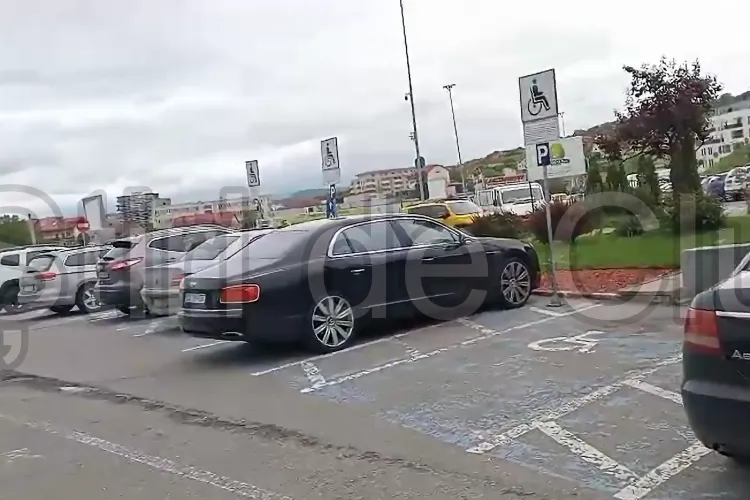 Caz revoltător în Cluj: Parcările pentru persoane cu dizabilități de la un hipermarket, ocupate. „BMW, Logan, nu contează! Le zici ceva, te înjură!” VIDEO
