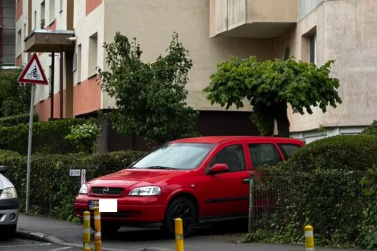 Un șofer cu zero bun-simț și-a parcat mașina FIX la intrarea unui bloc din Cluj-Napoca: „Azi-mâine o urci la etajul trei!” FOTO