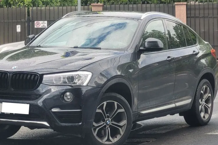 Nesimțirea e luxoasă! Un BMW a fost parcat fix pe trecerea de pietoni din fața unui liceu din Cluj-Napoca FOTO