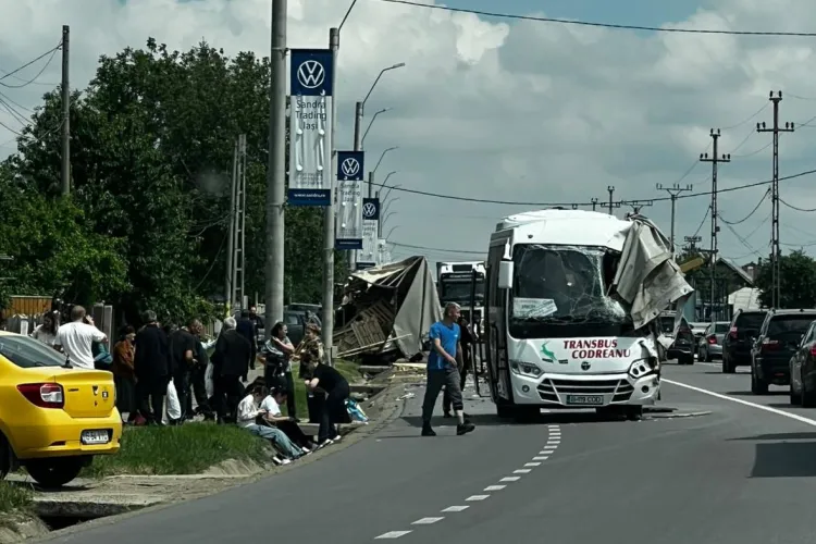 Planul ROȘU activat: Un autocar cu 28 de persoane s-a ciocnit violent de un camion la Iași. Șapte răniți, dintre care unul cu amputație VIDEO