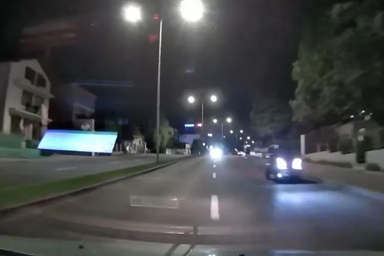 O mașină ciudată filmată circulând pe contrasens pe Calea Turzii din Cluj-Napoca: „Vine pe sensul greșit și tot el îmi dă flash-uri” VIDEO