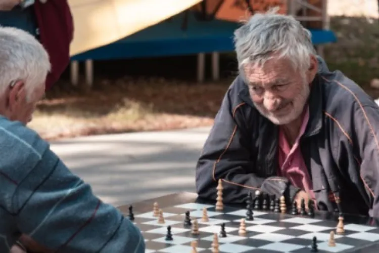 Mai mulți bătrâni, acuzați că-și fac nevoile într-un parc din Cluj-Napoca: ”Este absolut inadmisibil așa ceva!”