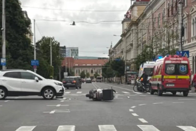 Accident în Piața Avram Iancu din Cluj-Napoca. Un scuterist a fost rănit și dus de urgență la spital FOTO