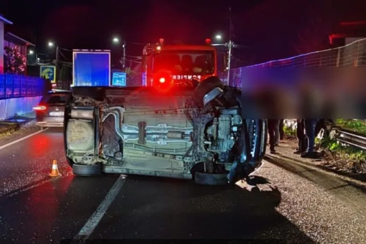 Cluj: Mașină răsturnată lângă Huedin, fără victime încarcerate FOTO