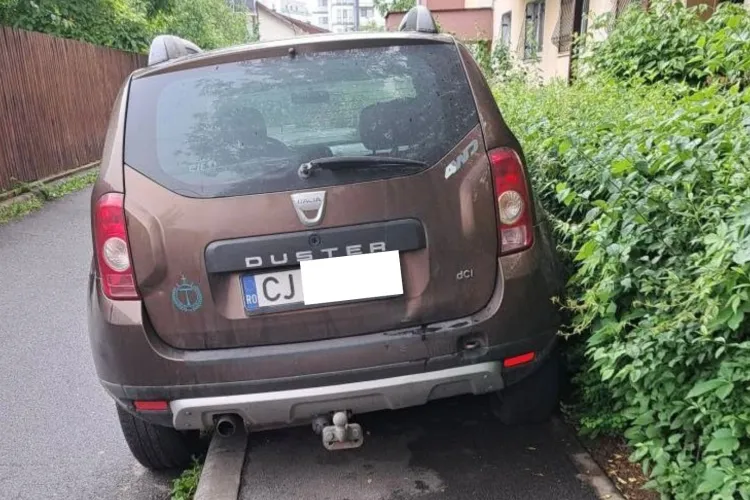 Nesimțirea e la ea acasă, în Cluj: O mașină a fost parcată pe tot trotuarul, fix la intrarea în bloc. „Data viitoate s-o bagi direct în bloc!” FOTO