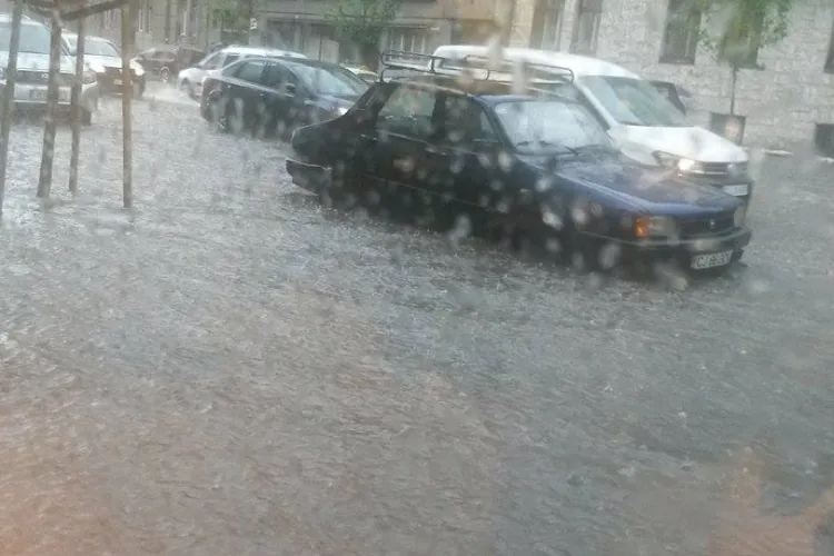 „Nu pot trăi așa! Ne intră apa în casă la fiecare ploaie!” – Clujenii din Mănăștur cer intervenție de urgență