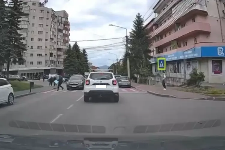 Inconștiență maximă și grabă imensă în Cluj: Un pieton care fugea pe zebră era să fie spulberat de o mașină VIDEO
