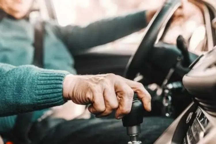 Alcoolemie URIAȘĂ și fără permis! Un bărbat de 67 de ani, reținut în Cluj după ce s-a urcat beat criță la volan!