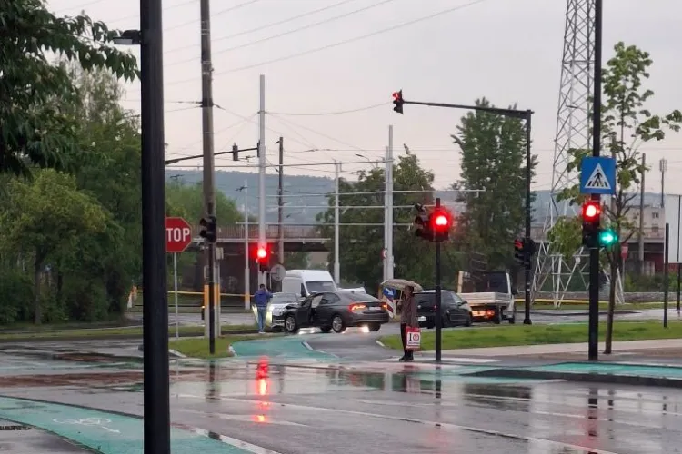 Accident rutier în Cluj-Napoca! Două mașini s-au ciocnit violent! Traficul a fost blocat 