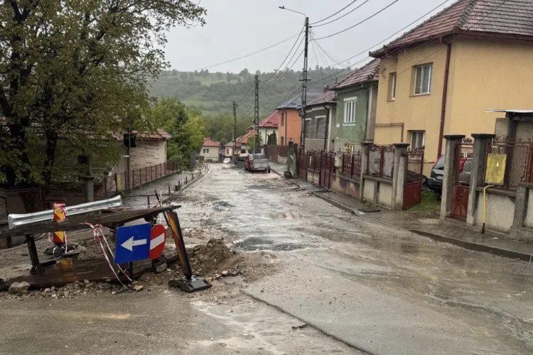 Revoltă într-o comună din Cluj! Locuitorii, blocați de luni bune între lucrări abandonate și străzi impracticabile. Autoritățile ridică din umeri