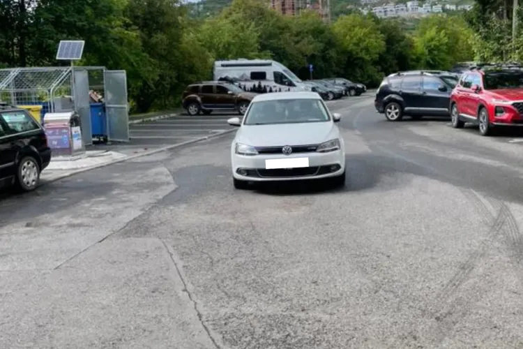 În Cluj, orice loc public poate deveni o parcare dacă te chinui puțin. Un șofer și-a parcat mașina cu tupeu în mijlocul drumului. „Nu ți-ar fi rușine”