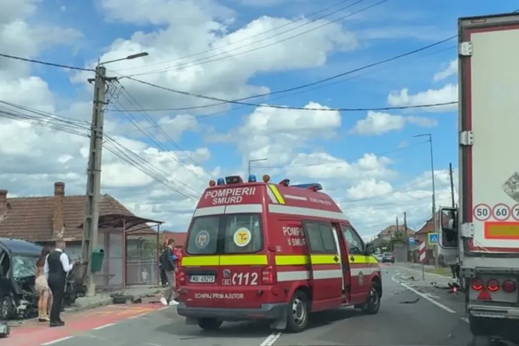 Accident dramatic în Gilău, Cluj: Un  TIR și 2 mașini implicate. O mașină, proiectată, a rămas suspendată pe un gard. Un bărbat a fost rănit VIDEO