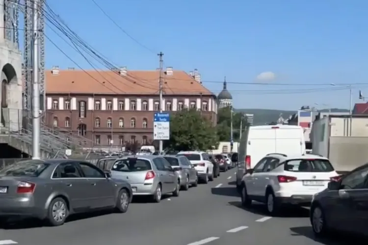 Coadă ca la pâine pentru un loc de parcare în Cluj-Napoca! O bandă blocată din cauza cozii la o parcare din inima orașlui