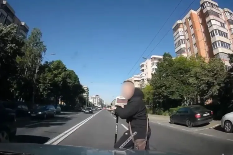 Tupeu cât încape! Un trotinetist din Cluj a făcut circ în mijlocul drumului: A oprit circulația și a început să înjure șoferul din spatele lui VIDEO