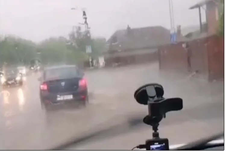 Calea Someșeni, acoperită de ape după ploaia torențială de azi VIDEO