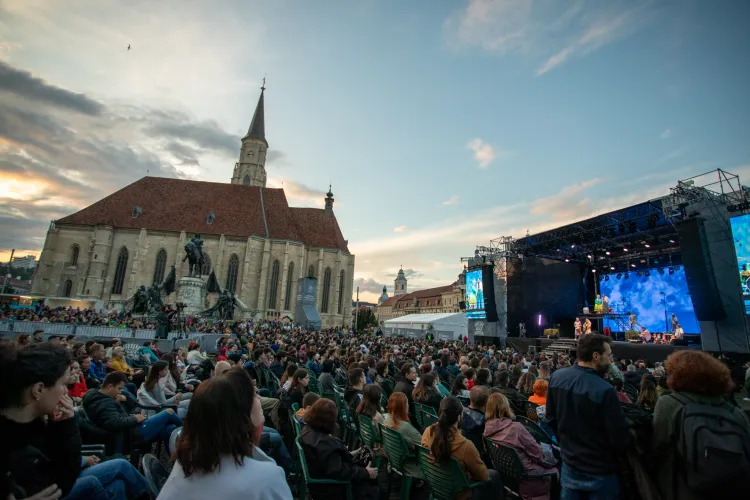 Ploaia n-a stins spiritul Clujului: „Chiritza” a deschis Zilele Clujului cu umor și muzică chiar în Piața Unirii FOTO
