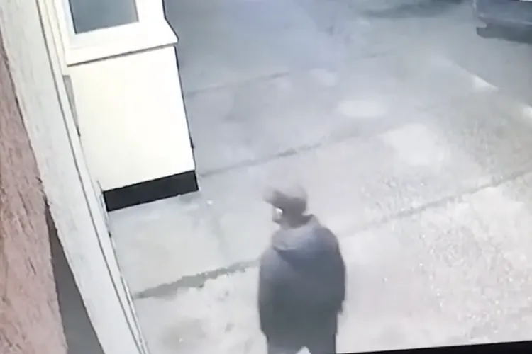 VIDEO  Furt în miezul nopții la Cluj! Hoț filmat în „acțiune” cu o cameră de supraveghere din Florești la ora 4 dimineața :„Aveți grijă la geamuri!” 