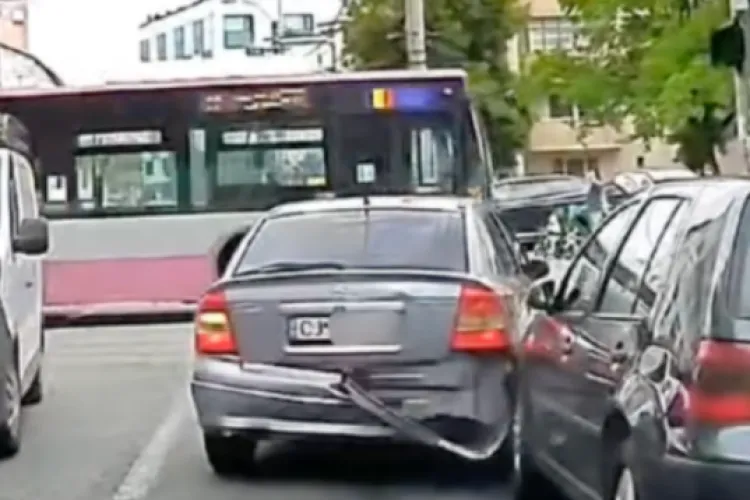 VIDEO Momentul în care un șofer din Cluj face praf o mașină parcată neregulamentar în Mărăști și pleacă nestingherit: „Nu și-a dat seama sau nu i-a păsat?”