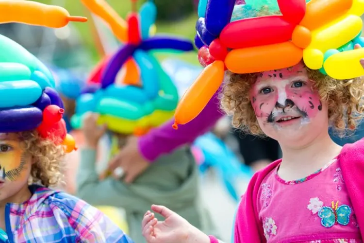 Clujul se transformă într-un tărâm de basm pe 1 Iunie: Pe cei mici îi așteaptă surprize în Parcul Central, la cel mai colorat eveniment pentru copii