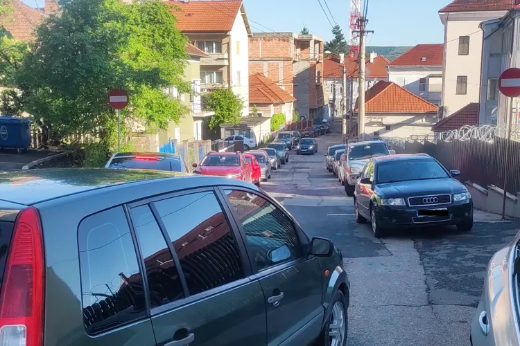 Nepăsare totală a doi șoferi! Două mașini sunt filmate cum intră pe interzis încurcând circulația VIDEO