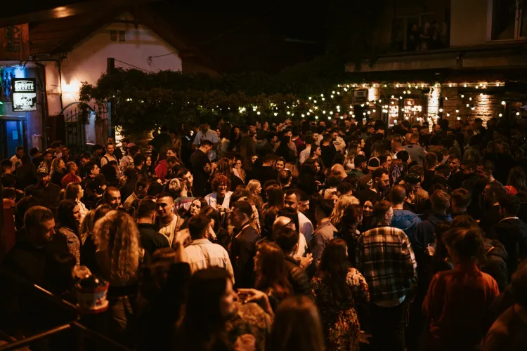 MEGA-PETRECERE maraton, de 12 ore, pe strada Piezișă! Aniversarea unui cunoscut local transformă Piezișa într-un party electrizant. Intrarea liberă