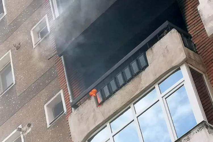 Incendiu într-un bloc din Cluj-Napoca: Un apartament a luat foc. Pompierii clujeni se luptă acum cu flăcările care au cuprins deja tot balconul 