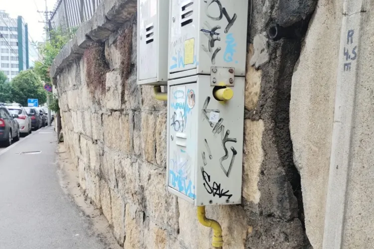 Pericol de alunecări de teren pe strada Dragalina din Cluj! Zid înclinat și crăpat riscă să se prăbușească: „Dacă mai plouă mult, ajunge pe trotuar” FOTO