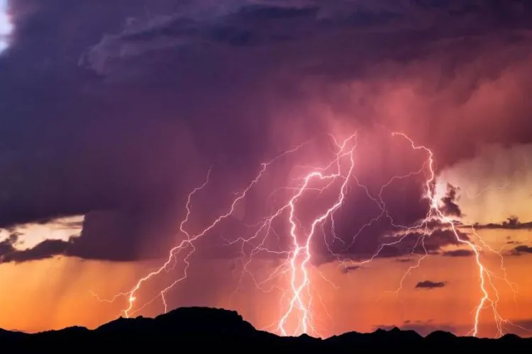 Fenomene meteo EXTREME: Cod portocaliu în patru județe. Autoritățile activează planul de intervenție în regim de urgență