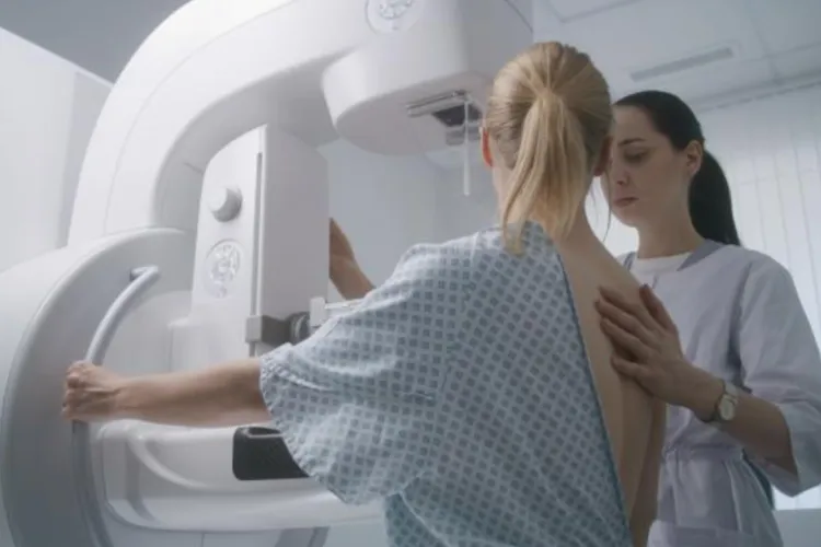 Inovații la Cluj în diagnosticarea precoce a cancerului de sân – mamografia cu tomosinteză VS. mamografia cu substanță de contrast