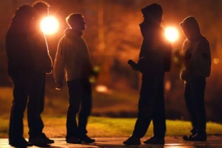 Debandadă seară de seară lângă un bloc din Cluj-Napoca! Locatarii au ajuns cu nervii întinși la maxim: „Nu se poate să lăsăm geamul deschis”