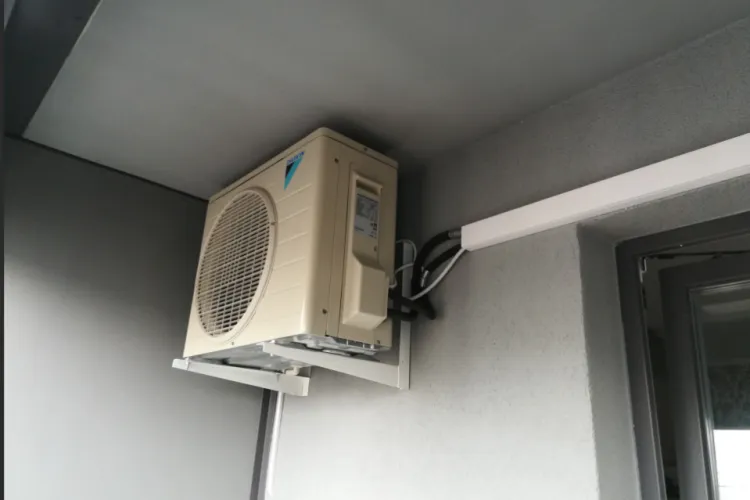 Cum s-a trezit o clujeancă cu accesul blocat pe un balcon: O vecină „binevoitoare” i-a schimbat yala și și-a montat acolo aparatul de aer condiționat