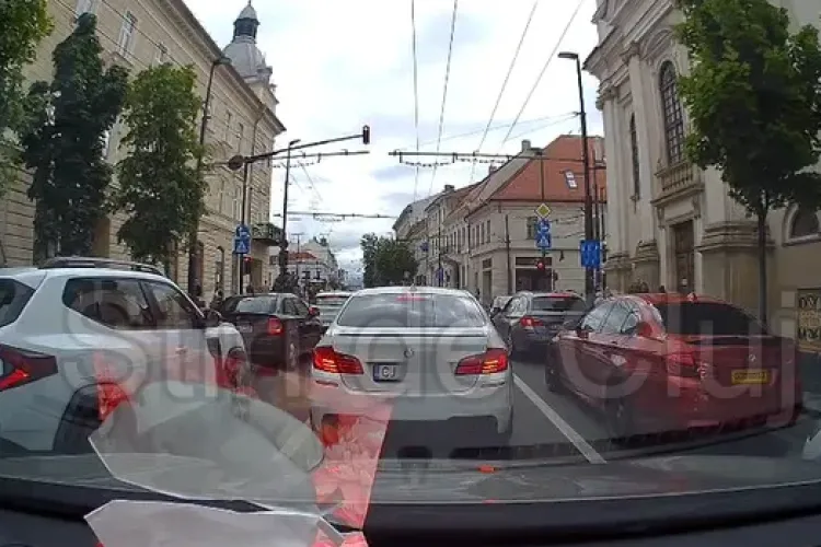 Tupeu maxim pe doi șoferi de BMW: Și-au turat motoarele ca la raliu în centrul Clujului, fix în fața polițistului. Nu se așteptau deloc la ce a urmat VIDEO