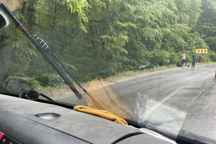 Accident cu doi răniți în Cluj-Napoca, la Făget. Un TIR a lovit două mașini care veneau pe contrasens, aruncându-le într-o râpă din pădure FOTO