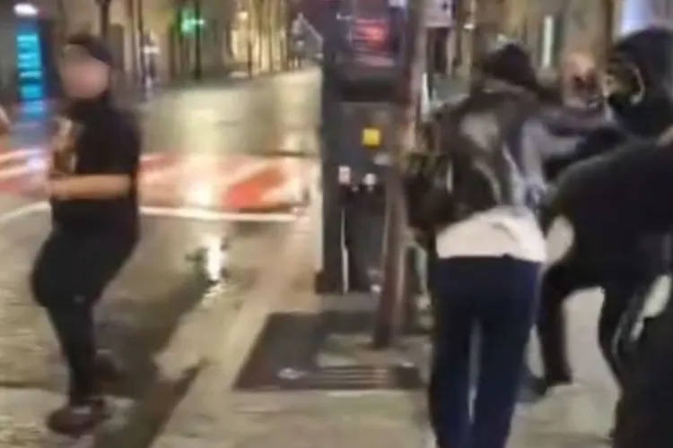 Manele, joc și voie bună pe o stradă din centrul Clujului: Mai mulți tineri au încins atmosfera în mijlocul străzii, zici că erau la festival VIDEO