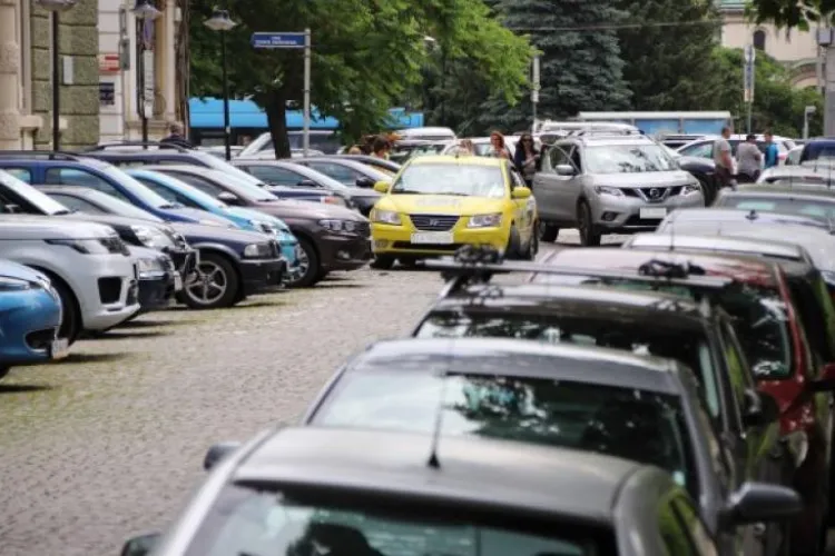 Clujenii, exasperați de mașinile parcate neregulamentar: „Ambulanța nu a putut ajunge la scara blocului!”