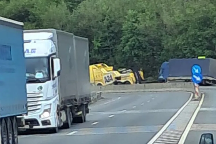 Cluj: Accident pe DN1, între Gilău și Huedin. Un camion cu remorcă s-a răsturnat în afara carosabilului. Se circulă cu dificultate FOTO