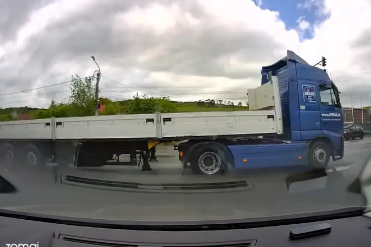 Video LIVE: „Criminal profesionist”! Șofer de TIR trece pe roșu pe drumul european și îi ia „fața” unui clujean, care a înghețat la volan