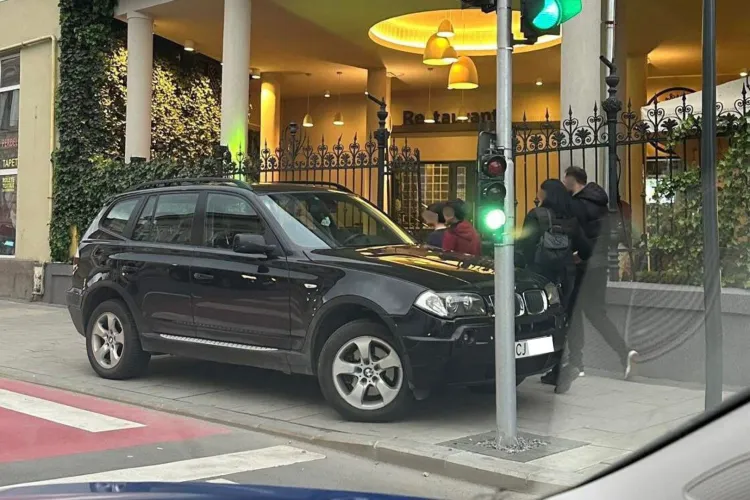 BMW de lux, tupeu pe trotuar: Un SUV scump a blocat trecerea de pietoni și accesul la o cofetărie din Cluj. „Aici nu e cu servire la volan!”
