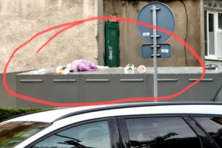 Gunoiul în era digitală: La Cluj, scanezi ca să arunci resturile, dar unii tot uită cartela... sau bunul-simț. „Bine că avem containere jmekere”