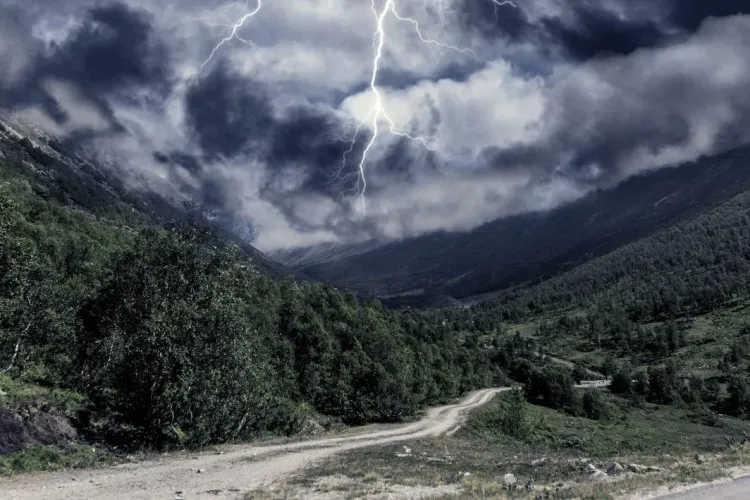 Cerul se rupe peste Cluj! Avertizare meteo de ploi, vijelii și furtuni de azi până duminică