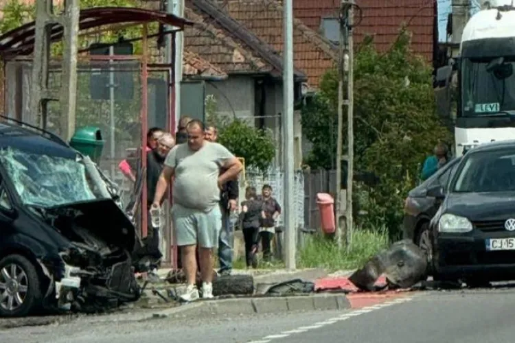 Cluj: Cum s-a produs accidentul din Gilău în urma căruia o mașină a rămas ,,agățată” într-un gard! Un șofer de 26 de ani a lovit un TIR - VIDEO/ FOTO