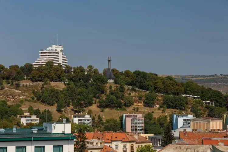 Focar de infecție lângă Hotel Belvedere: Clădirile Primăriei, sparte de oamenii străzii și transformate în adăposturi pline de gunoaie