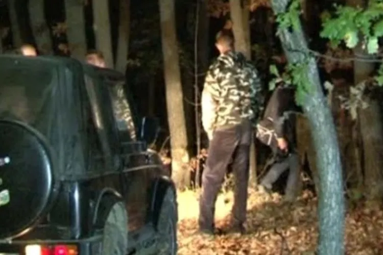 Vânătoare ilegală, cu final șocant! Un bărbat a fost împușcat din greșeală de partenerul de vânătoare. Ce au descoperit polițiștii 