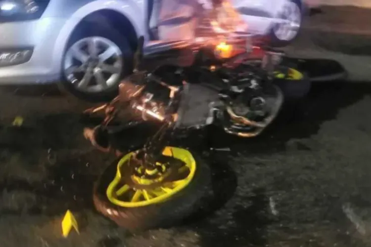 Accident pe un drum din Cluj: Un motociclist a fost rănit după ce a fost lovit de o mașină. Tânărul a fost transportat de urgență la spital 