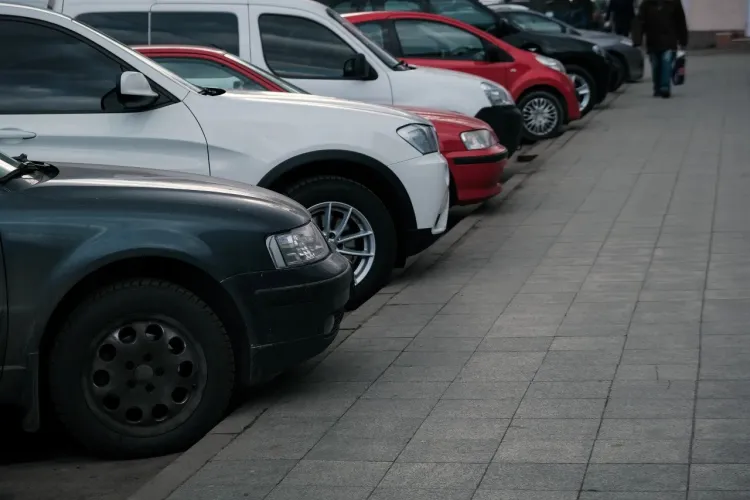 Coșmar pe o stradă din Cluj: Parcarea ilegală face legea! Locuitorii, disperați de situație: „Vă rugăm să ne ajutați!”