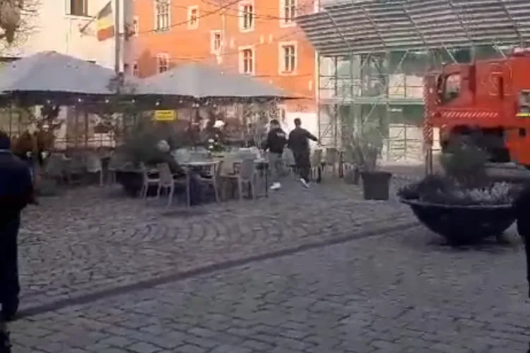 Alertă de fum în centrul Clujului, în Piața Muzeului. UPDATE Pompierii au ventilat subsolul afectat