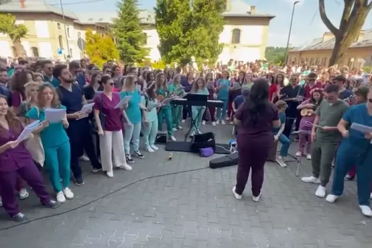 Sute de studenți mediciniști au cucerit Clujul cu o serenadă fabuloasă: „Seara-n drumul pe Piezișă.(...). Dimineața la LP, îmi plâng toate organele!” VIDEO