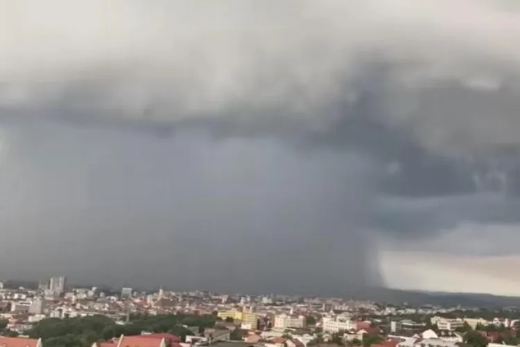 Vara se lasă așteptată! Clujul, sub asediul furtunilor! Meteorologii au anunțat COD GALBEN de ploi torențiale, grindină și vânt violent